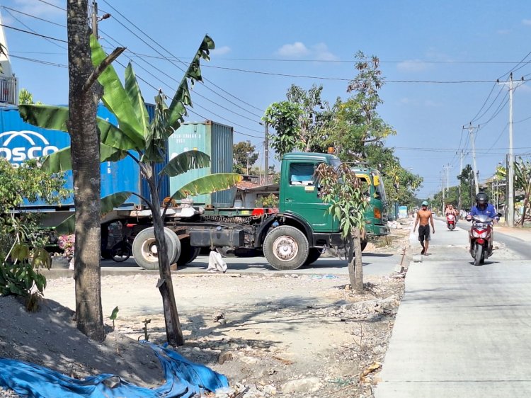 Kendaraan besar sering melintas di jalan kabupaten hingga sebabkan kemacetan. RMOL Jateng