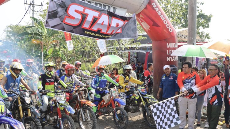 Kapolres Demak, Dandim 0716 Demak dan Ketua Komunitas Jeep Kalijogo melepas para offroader dari berbagai daerah dalam Trabas Kamtibmas, Minggu (12/11). RMOL Jateng
