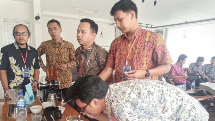 Hasil racikan kopi susu saat dites aroma dan rasanya sebelum dinikmati. RMOL Jateng