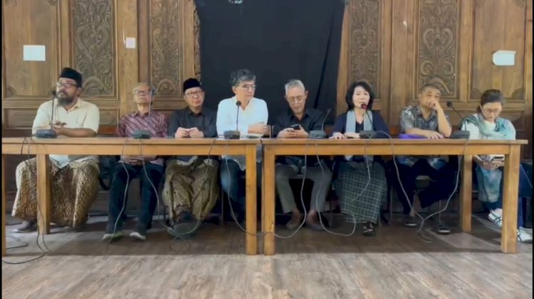 Para tokoh nasional saat jumpa pers seusai silaturahmi ke kediaman Gus Mus Rembang