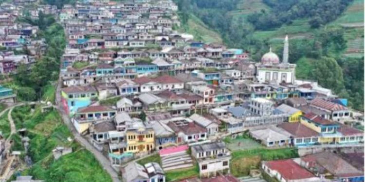 Rumah penduduk Butuh yang dicat warna-warna seperti bertumpuk menjadi pemandangan khas destinasi wisata Nepal van Java. Dok