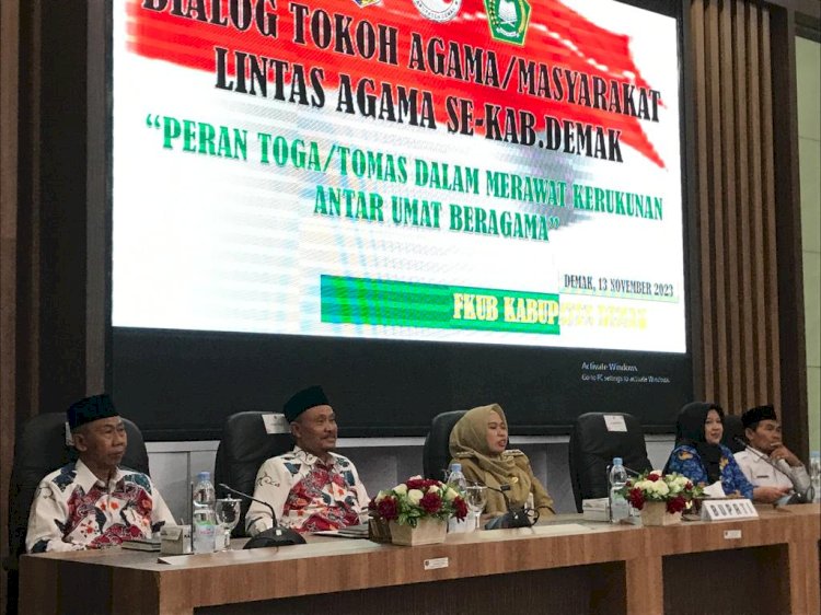 Ketua FKUB bersama Bupati Demak, Kabadan Kesbangpol Demak dalam dialog lintas agama dan masyarakat lintas agama se Kabupaten Demak di Gedung Grhadika Bina Praja, Senin (13/11)
