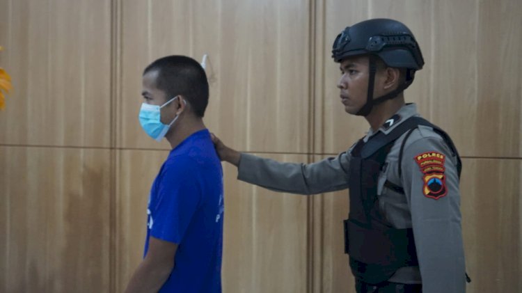 Polisi menggelandang tersangka WS, pelaku penganiayaan teman akrabnya sendiri. Penganiayaan itu diduga dipicu karena korban melanggar kesepakatan untuk memblokir nomor HP istri pelaku. 