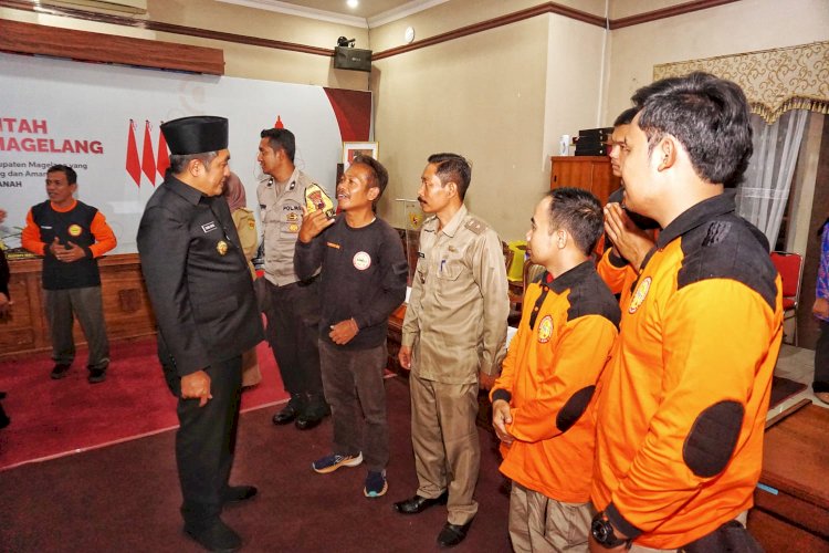Bupati Zaenal Arifin berbincang dengan relawan Baret usai menyerahkan hibah kendaraan roda empat secara simbolis. 