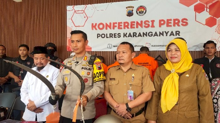 Kapolres tunjukkan barang bukti clurit yang digunakan untuk melukai korban