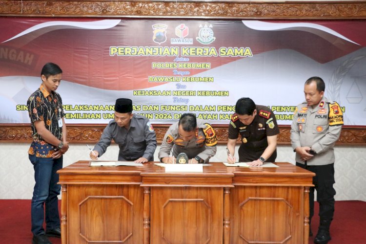 Penandatanganan perjanjian kerjasama antara Polres, Kejaksaan dan Bawaslu Kebumen tentang sinergitas pelaksanaan tugas dan fungsi dalam pengawasan penyelenggaraan Pemilu 2024. 