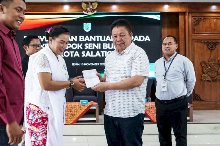 Kelompok Kesenian dan Budaya Salatiga saat menerima bantuan Bank Jateng, di Ruang Kaloka, Gedung Setda Salatiga, Senin (13/11).