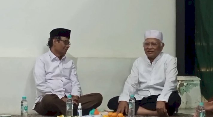 Cawaores Mahfud MD saat bersilaturahmi ke rumah Gus Mus. 