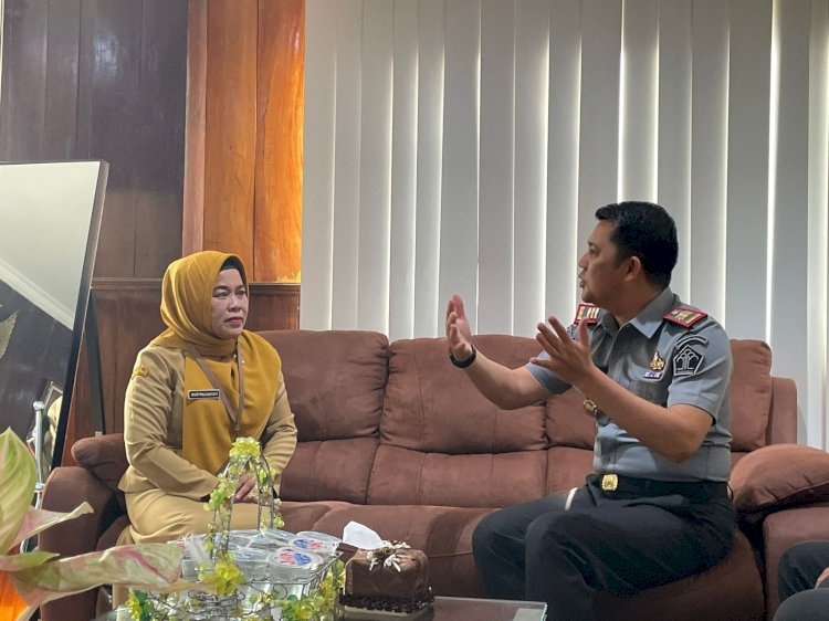 Kepala Rutan Salatiga Redy Agian saat berdialog dengan Sekda Salatiga Wuri Pudjiastuti  di Kantor Pemkot Salatiga, Senin (13/11).