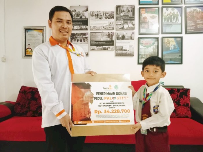 Perwakilan siswa SD Muh PK Kottabarat Solo berikan donasi untuk Palestina
