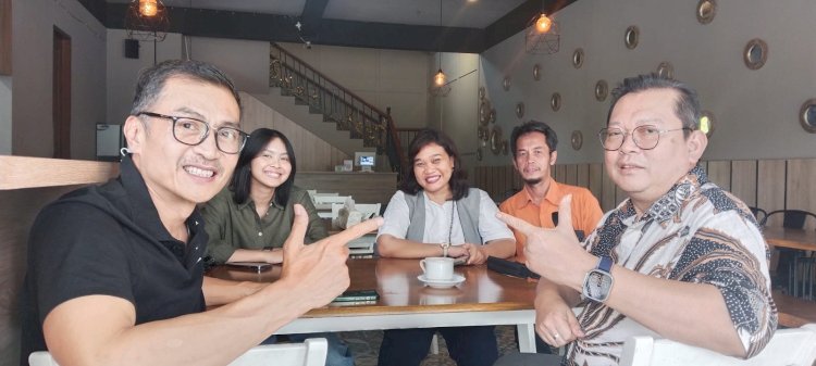 Mantan Wali Kota Salatiga Yuliyanto (kiri) saat menerima audiensi Pimpinan Redaksi RMOL Jateng Jayanto Arus Adi. RMOL Jateng
