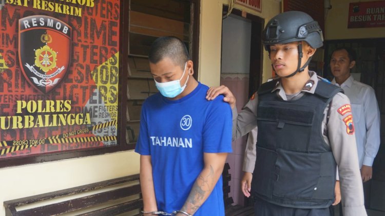 Pelaku pencurian DV alias Jebrag (21) warga Desa Kalitinggar, Kecamatan Padamara, Kabupaten Purbalingga, saat diamankan polisi.