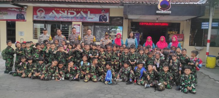 Puluhan siswa-siswi TK Kartika III-23 Batalyon Zipur Banyubiru 4/TK menyambangi Polsek Banyubiru, Selasa (14/11).