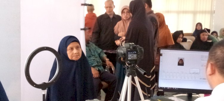 Seorang perempuan lansia saat pemotretan oleh petugas Imigrasi kelas 2 Wonosobo. RMOL Jateng