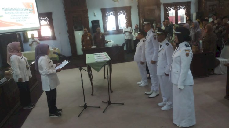Penjabat Bupati Batang Lani Dwi Rejeki melantik empat kepala desa antar waktu. 
