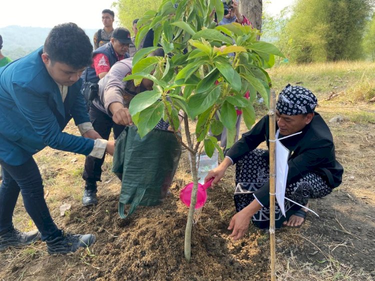 Penanaman 1.025 pohon di Kawasan Hutan Kel. Susukan, Kec. Ungaran Timur dipimpin Kapolres Semarang AKBP Achmad Oka Mahendra, Rabu (15/11). 