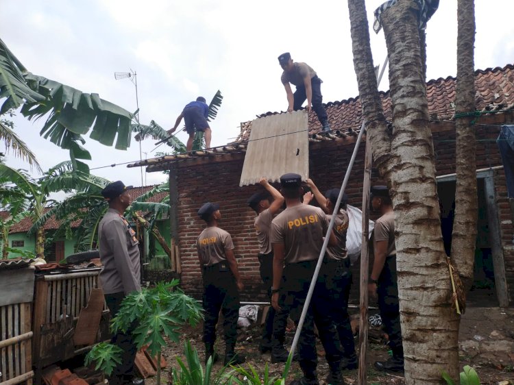 Personel Polres Kebumen dan Polsek Pejagoan untuk mengevakuasi puing-puing dan membantu warga memperbaiki rumahnya.