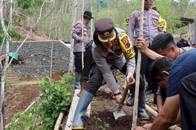 Kapolres Magelang Kota AKBP Yolanda ES memimpin penanaman bibit pohon di kawasan Curug Kembar Desa Sukosari. (ist)