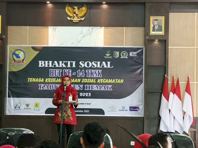 Bupati Demak saat memberi sambutan memperingati HUT Ke - 14 Tenaga Kesejahteraan Sosial Kecamatan (TKSK), di Kantor Dinsos Demak, Rabu (15/11)