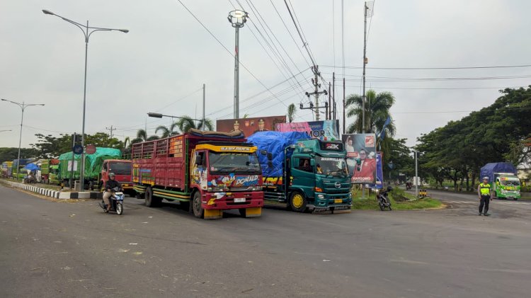 Personil Polresta Pati saat mengatur jalan di kawasan lingkar Pati saat macet.
