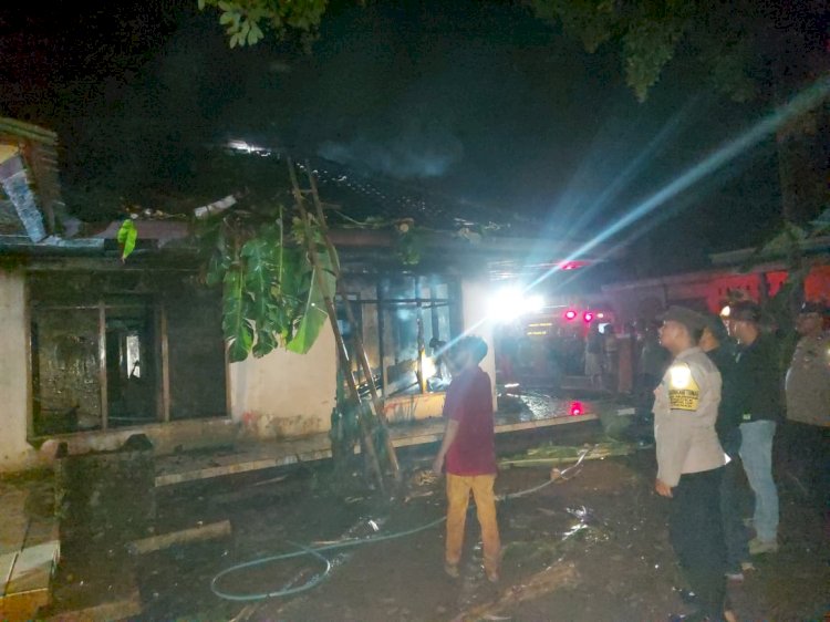 Upaya pemadaman kebakaran rumah milik warga Desa Cilapar, Kecamatan Kaligondang, Kabupaten Purbalingga, Rabu (15/11/2023) malam.