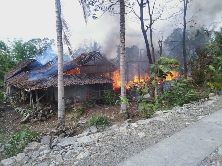 Rumah dan dapur milik  Somarto (70) warga Dusun Tiken RT2 RWX, Desa Pulutan Wetan Kecamatan Wuryantoro, Kabupaten Wonogiri, yang ludes terbakar. 