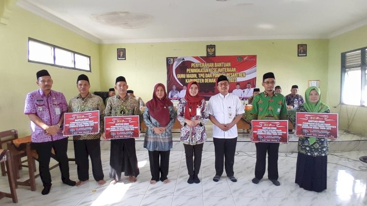 Kegiatan pemberian bantuan kesejahteraan bagi guru TPQ / Madin di Kabupaten Demak yang diberikan secara simbolis di MTS Miftahulssalam Kamis (16/11). RMOL Jateng