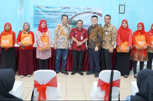 PT Trans Marga Jateng (TMJ) menyalurkan sebanyak 1.204 bantuan paket sembako di 4 kabupaten sekitar Jalan Tol Semarang-Solo. 