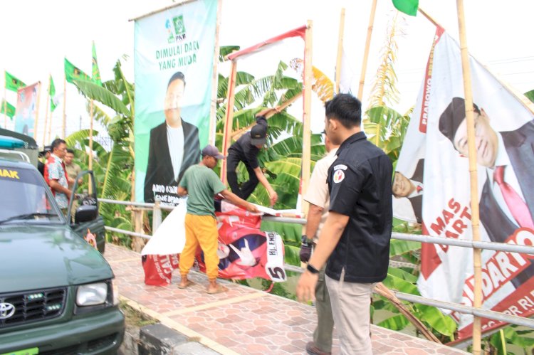 Bawaslu bersama Tim Gabungan menurukan alat peraga sosialisasi di sekitar jalan Pantura Demak