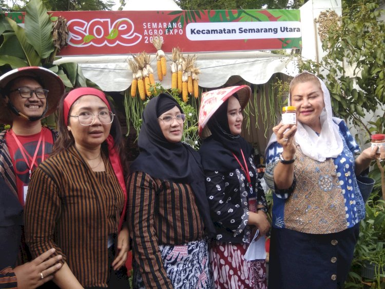 Walikota Semarang Heverita saat meninjau salah satu stand di SAE 2023 di taman Indonesia kaya, Jumat (17/11)