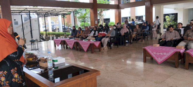Anggota Komisi E DPRD Provinsi Hj. Ida Nurul Farida, saat menjadi pembicara di tengah kegiatannya turun ke Kota Salatiga menyapa konstituennya, Jum'at (17/11).