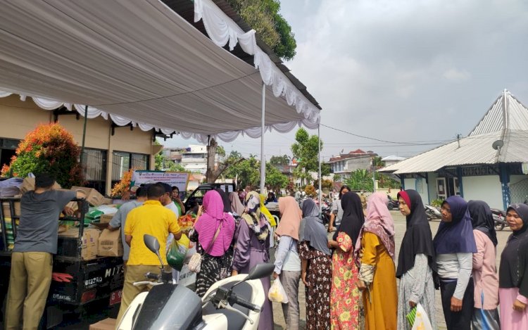 Operasi Pasar Murah (OPM) di Kecamatan Bawang. 