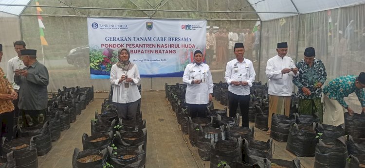 Penyerahan bantuan bibit cabai di Pondok pesantren Nashrul Huda, Desa Sangubanyu, Kecamatan Bawang, 