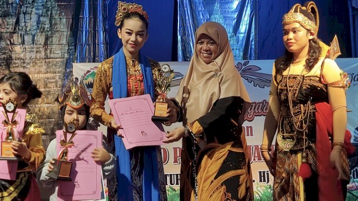 Anggota Komisi E DPRD Provinsi Hj. Ida Nurul Farida., MPd saat menyerahkan penghargaan bagi kelompok sanggar yang berprestasi di Salatiga. RMOL Jateng