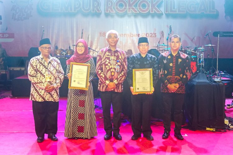 Sekda Adi Waryanto bersama Ketua Dekranasda, Christanti Handayani Zaenal Arifin, dalam Sosialisasi DBHCHT dan Konser Musik Gempur Rokok Ilegal Kabupaten Magelang 2023. 
