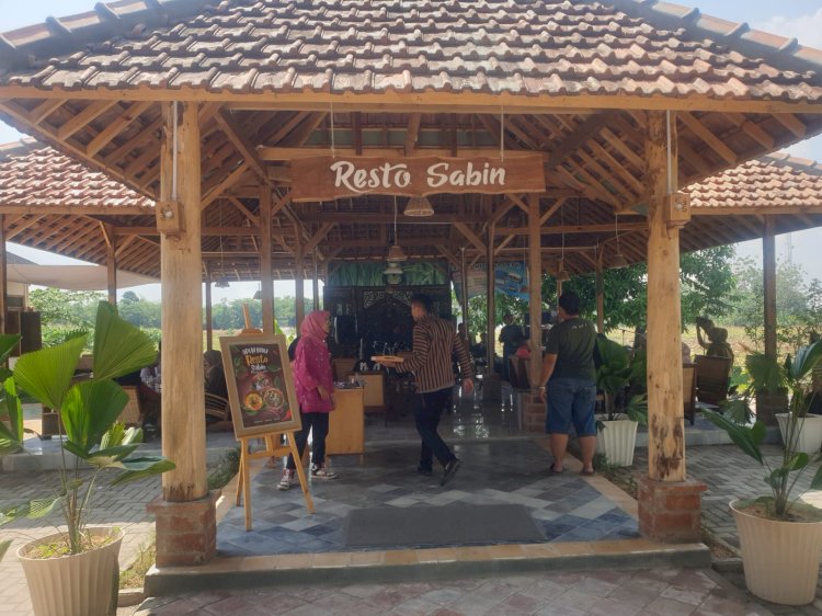 Suasana Resto Sabin Kambangan di Desa Kambangan, Kecamatan Lebaksiu, Kabupaten Tegal, Jawa Tengah, Minggu (19/11).