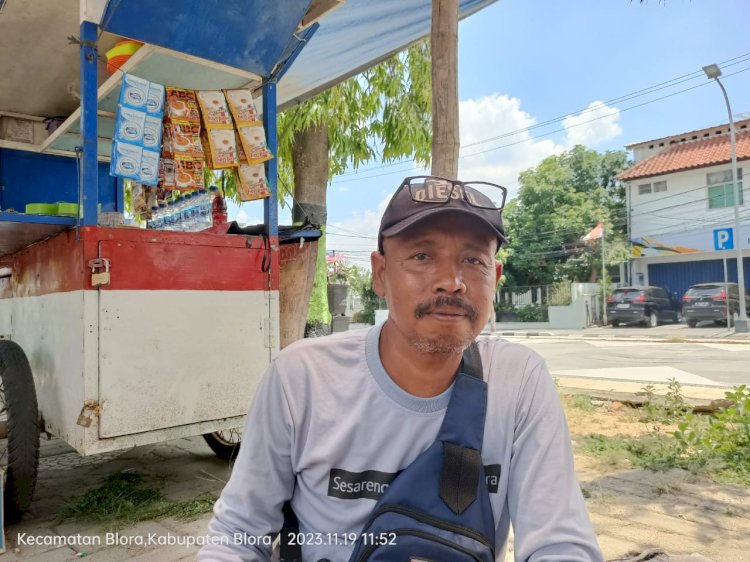 Ngadiyanto, salah satu pemilik lapak Angkringan citro yang berada di kawasan alun-alun Blora. 