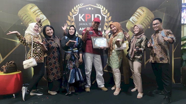 Direksi dan penyiar Radio Suara Kota Wali usai acara Malam penganugerahan KPID Award 2023.