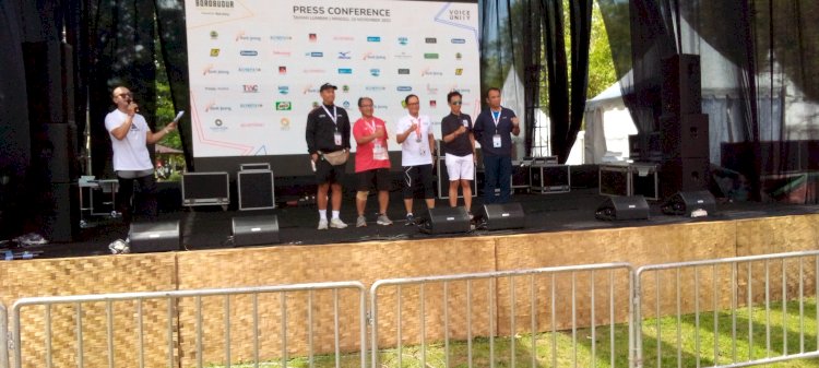 Panitia dalam konference pers terkait penghentian perlombaan maraton Borobudur Marathon 2023. 