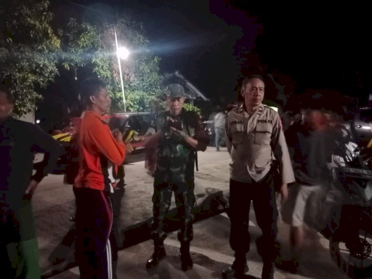 Personel Polsek Suruh dibantu personel Koramil Suruh serta warga masyarakat berjaga-jaga di lokasi kejadian kebakaran di Dsn. Jangglengan RT 05 RW VII, Desa  Dadapayam, Kecamatan Suruh, Kabupaten Semarang, Minggu (19/11).