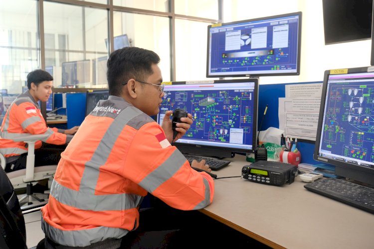 Karyawan PT Semen Gresik bagian Central Control Room (CCR) sedang bertugas mengoperasikan produksi berbasis otomatisasi dengan perangkat lunak (software) cerdas PxP (process expert)