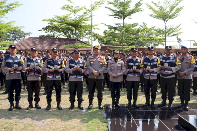 Kapolres bersama Bhabinkamtibmas dalam apel Bhayangkara Pembina Keamanan dan Ketertiban Masyarakat, Senin (20/11)