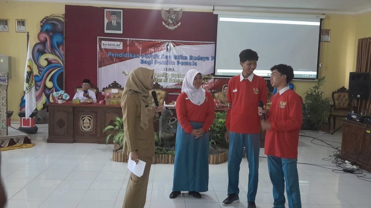 Bupati Demak mendengarkan harapan-harapan pelajar SMA Negeri Demak di acara Pendidikan Politik dan Etiks Budaya Politik Bagi Pemilih Pemula. RMOL