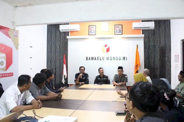 Kasi Humas Polres Wonogiri, AKP Anom Prabowo didampingi Ketua Bawaslu Joko Wuryanto saat menyampaikan materi pada  rapat koordinasi kehumasan di Kantor Bawaslu Wonogiri, Senin (20/11)