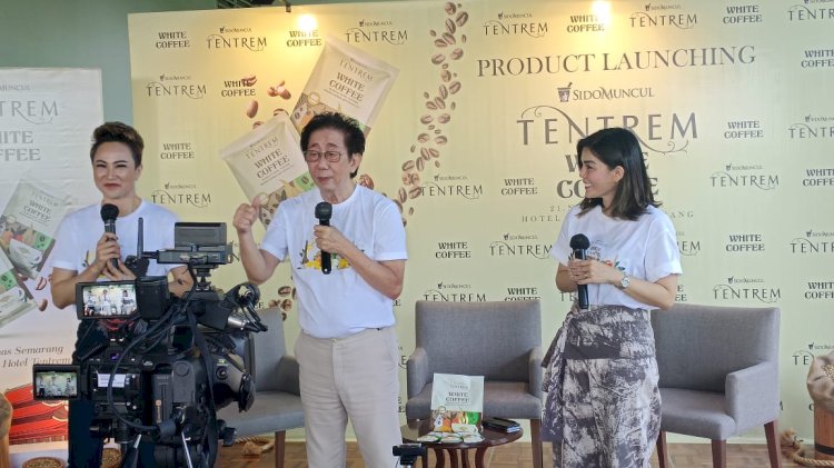 Pemilik jamu Sido Muncul Irwan Hidayat bersama presenter Fristian Griec (kiri) dan motivator Merry Riana saat peluncuran Tentrem White Coffee di Hotel Tentrem Semarang, Selasa (21/11). 
