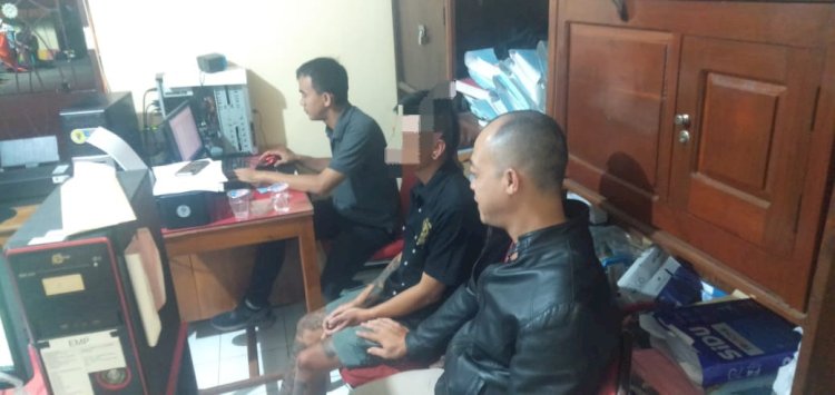 DAST, warga Bulu Tegalrejo, Salatiga saat diperiksa penyidik Satuan Reserse Narkoba (Satresnarkoba) Polres Salatiga, Selasa (21/11). 