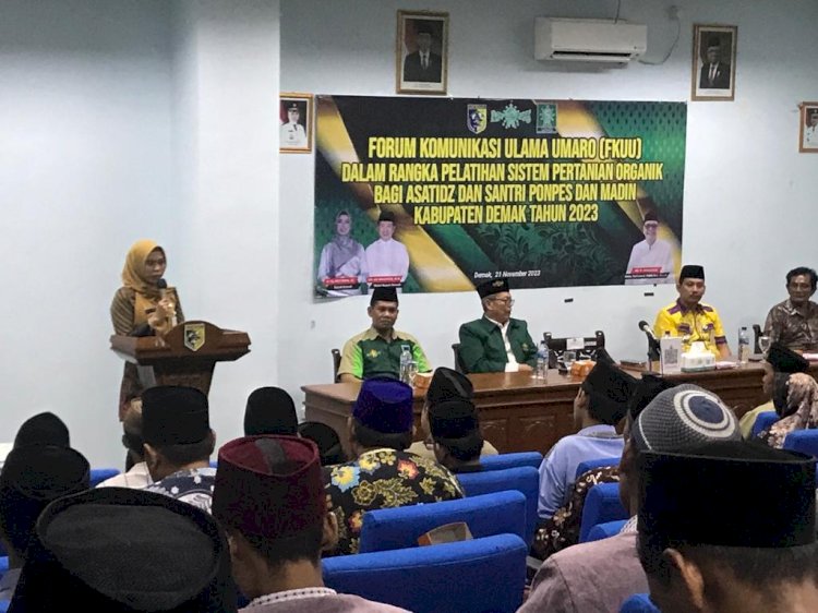Bupati Demak dalam acara pelatihan sistem pertanian organik bagi Santri dan Asatidz Pondok Pesantren (Ponpes) dan Madin se Kabupaten Demak, Selasa (21/11).