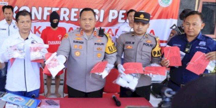 Polisi menunjukan BB saat ungkap kasus pengedar pil koplo di Rembang. RMOL Jateng