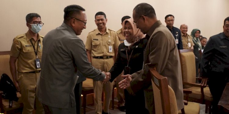 Pj. Wali Kota Salatiga, Sinoeng N. Rachmadi saat menyapa peserta Kepala SKPD/OPD se-Salatiga evaluasi kinerja yang rutin Coffee Afternoon, di Ruang Kalitaman Gedung Setda Kota Salatiga. RMOL Jateng 