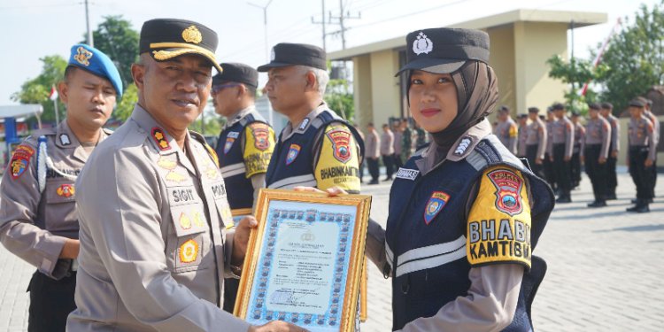 Kapolres Sukoharjo AKBP Sigit menyerahkan penghargaan pada bhabinkamtibmas berprestasi. RMOL Jateng